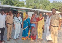 घृष्णेश्वर मंदिर परिसरात ताटातूट झालेली महिला भाविक पोलिसांच्या सतर्कतेमुळे सुखरूप नातेवाईकांच्या स्वाधीन